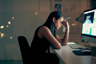 O burnout é um estado de exaustão física e mental causado pelo excesso de demandas no trabalho moderno, explica Gustavo Luíz Guilherme Pinto.