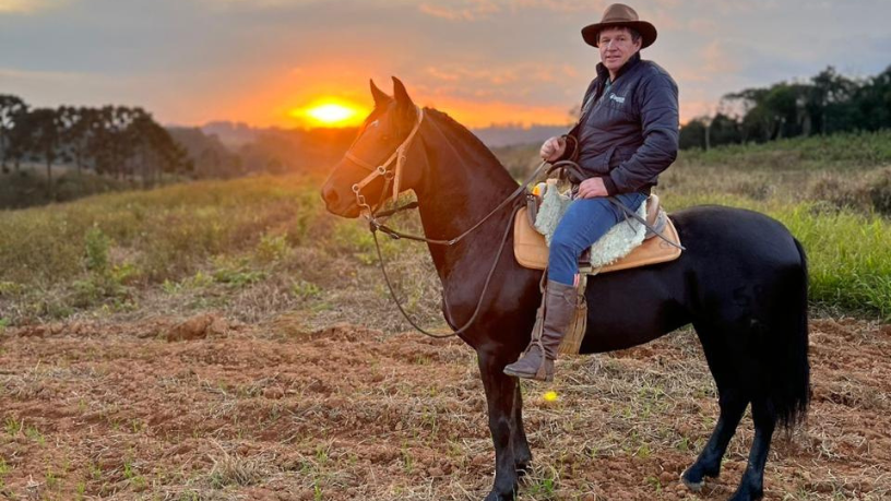 Altevir Seidel revela como a alimentação equilibrada é a base do bem-estar e da performance de um cavalo saudável.