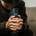 A defesa da vida como resposta à cultura da morte na reflexão de Jose Eduardo De Oliveira e Silva.