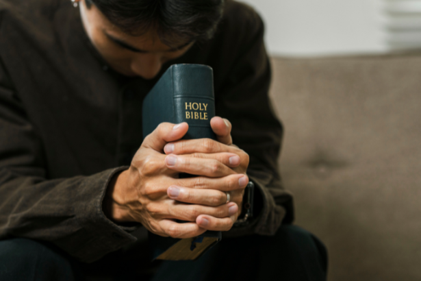 A defesa da vida como resposta à cultura da morte na reflexão de Jose Eduardo De Oliveira e Silva.