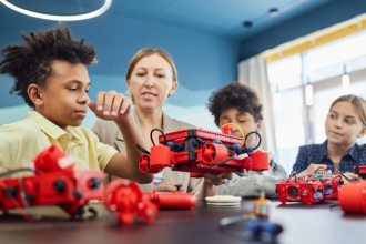 Robótica educacional na prática: Sérgio Bento De Araújo explica por que as competições aceleram a aprendizagem e desenvolvem habilidades além da sala de aula.