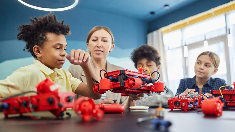 Robótica educacional na prática: Sérgio Bento De Araújo explica por que as competições aceleram a aprendizagem e desenvolvem habilidades além da sala de aula.