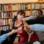 O autor literário contribui para diálogos sociais e culturais relevantes na sociedade contemporânea, afirma Alfredo Moreira Filho.