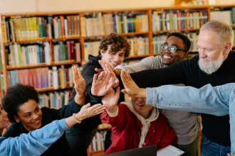 O autor literário contribui para diálogos sociais e culturais relevantes na sociedade contemporânea, afirma Alfredo Moreira Filho.