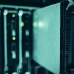Close-up de racks de servidores em um datacenter moderno, representando a infraestrutura tecnológica de processamento e armazenamento de dados.