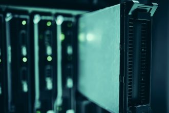 Close-up de racks de servidores em um datacenter moderno, representando a infraestrutura tecnológica de processamento e armazenamento de dados.