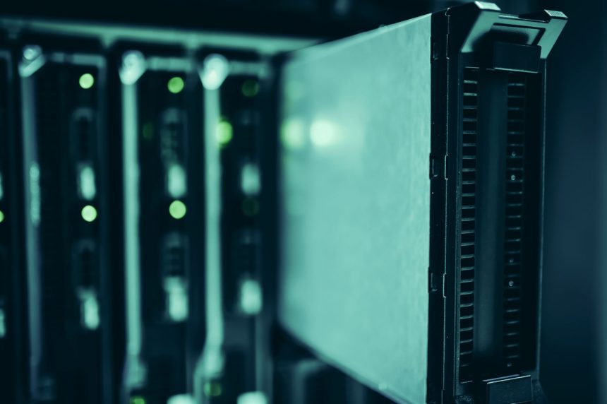Close-up de racks de servidores em um datacenter moderno, representando a infraestrutura tecnológica de processamento e armazenamento de dados.