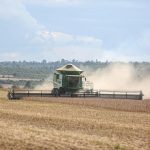 Colheitadeira trabalha em uma ampla lavoura de soja em Paragominas, no Pará.