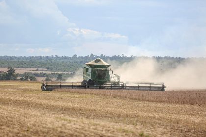 Colheitadeira trabalha em uma ampla lavoura de soja em Paragominas, no Pará.