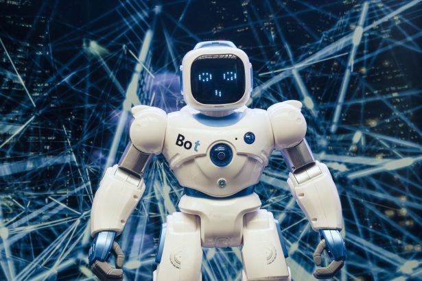 Robô humanoide com elementos luminosos diante de um fundo que simula uma rede digital.