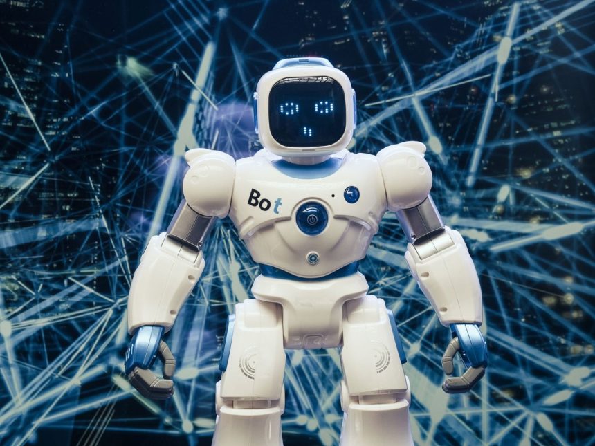 Robô humanoide com elementos luminosos diante de um fundo que simula uma rede digital.